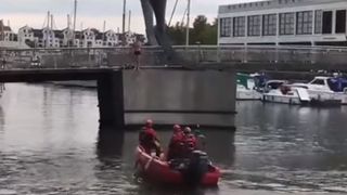 Imaginile care vor infuria orice roman! Un barbat ajuns intr-o situatie disperata, incurajat de trecatori sa se sinucida in Marea Britanie