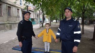 Ce fel de parinti sunt acestia? Si-au lasat baietelul sa umble dezbracat si infometat pe strazile din oras