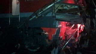 Cel putin 19 morti in urma unei coliziuni intre un autobuz si un tren