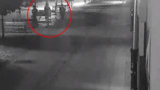 Au vazut un om al strazii dormind pe banca, in frig, si s-au apropiat de el. Ce au facut apoi acesti tineri a uimit pe toata lumea!