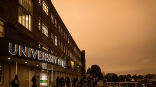 E ALERTA ROSIE! Furtuna Ophelia a facut primele victime - Au cazut copacii si i-au omorat! Cerul s-a facut portocaliu