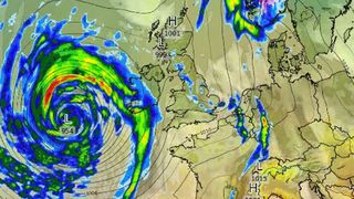 Marea Britanie, lovita de o "bomba meteorologica". Furtuna Brian ar putea fi mai rea decat Uraganul Ophelia