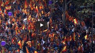 Mii de persoane manifesteaza la Barcelona pentru unitate si &icirc;mpotriva declararii independentei Cataloniei.