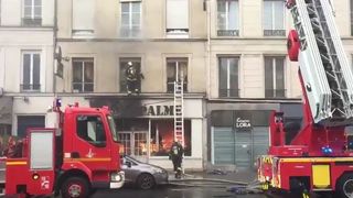Cel putin sase raniti usor la Paris, in urma unui incendiu intr-un magazin de haine la parterul unui bloc