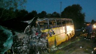 Cel putin 15 morti in centrul Rusiei intr-o coliziune intre un autobuz si un camion de busteni