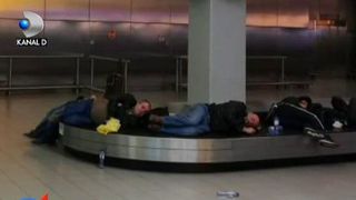 Scandalul merge mai departe cu Tarom! Pasagerii romani, uitati de tot in Amsterdam - Nu le-a zis nimeni ca urmeaza sa vina o alta aeronava sa ii ia