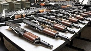 Aproape o treime din armele folosite de gruparea Stat Islamic sunt fabricate in state UE, intre care Romania