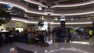 Panica pe cel mai mare aeroport din lume. Zeci de mii de oameni au ramas in intuneric din cauza unei pene de curent. Peste o mie de zboruri au fost anulate