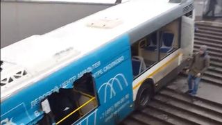 Cel putin patru persoane au murit, dupa ce un autobuz a ajuns pe treptele unui pasaj pietonal, la Moscova