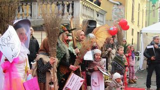 Cele mai ciudate traditii de Anul Nou: batai in strada, papusi arse si pescuit la copca. Unde se arunca pe fereastra obiecte vechi