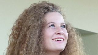 O adolescenta palestiniana, pusa sub acuzare dupa ce a lovit soldati israelieni