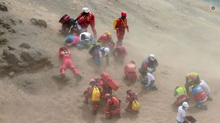 Cel putin 48 de persoane au murit dupa ce un autocar a cazut de pe o faleza in Peru