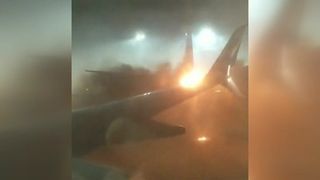 Zeci de pasageri au fost evacuati, in urma ciocnirii a doua avioane pe aeroportul din Toronto