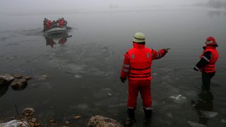 O ambarcatiune s-a rasturnat in apropiere de Dahanu, in India: cel putin patru elevi au murit, 32 au fost salvati