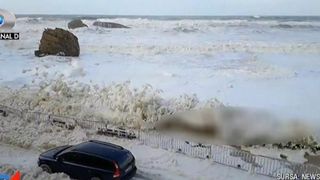 Fenomen impresionant intr-un oras francez de coasta. Valuri uriase de spuma au invadat litoralul