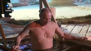 Vladimir Putin s-a aruncat in apele inghetate ale unui lac, in fata unui sobor de preoti