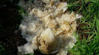 Incredibil! O bila "extraterestra" a cazut intr-un sat din India. Oamenii au luat bucati si le-au dus acasa fara sa stie pe ce au pus mana in realitate