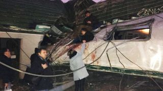 Accident de tren in Italia, in apropiere de Milano - Un tren a deraiat si s-a ciocnit violent de o cladire - Cel putin cinci persoane si-au pierdut viata