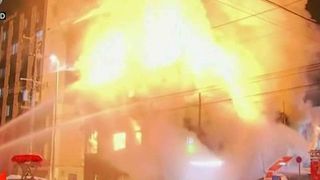 Flacari uriase au curprins un centru pentru persoane fara adapost. 11 oameni au murit arsi de vii iar cladirea fost distrusa in totalitate