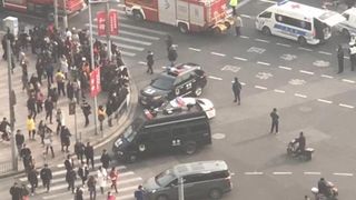 O duba in flacari a intrat in pietoni la Shanghai, 18 persoane fiind transportate la spital