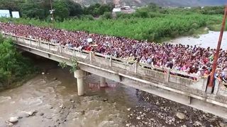 Mii de oameni se inghesuie sa fuga din tara asta! Oamenii au stomacul lipit de spate de foame - Nu mai pot trai in conditiile astea