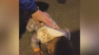 Caz halucinant! Un bebelus a fost gasit in timp ce mergea de-a busilea pe strada. Explicatia mamei i-a socat pe politisti