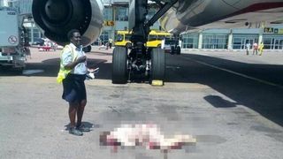 Caz socant! O insotitoare de bord s-a sinucis sub ochii disperati ai pasagerilor. Ce a facut inainte sa sara din avion e INGROZITOR