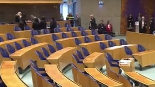 Clipe de groaza in Parlamentul Olandei! Un barbat s-a aruncat de la balcon  in timpul unei dezbateri