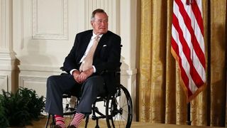 George Bush, internat la terapie intensiva la o zi dupa inmormantarea sotiei