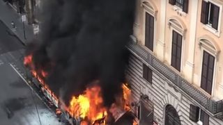 Un autobuz de calatori a EXPLODAT intr-o zona plina de turisti. Momentul deflagratiei a fost surprins de o camera