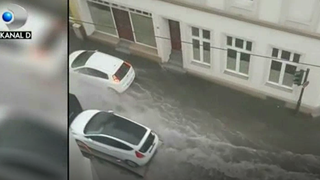 Inundatiile fac prapad! Masinile au fost luate pe sus si oamenii au ajuns in mijlocul apelor furioase