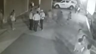 Ultima ora! Politician asasinat in timp ce statea de vorba cu simpatizantii. Intreaga scena de groaza a fost surprinsa de camera de supraveghere - VIDEO