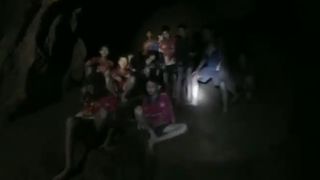 Video cutremurator! 12 copii blocati sub pamant de noua zile, au fost gasiti, insa nu pot fi scosi decat peste patru luni. Galeria inundata din Thailanda are trei kilometri