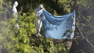 Macabru! Un schelet atarna de un stalp de electricitate de langa Milano, iar unul dintre indicii i-a socat pe romanii din Italia