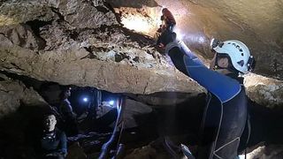 Un scafandru a murit fara oxigen, in incercarea de a-i salva pe cei 12 copii captivi in pestera din Thailanda