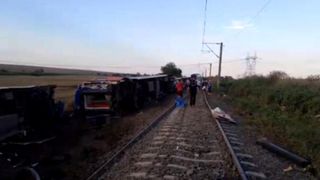 Dezastru de proportii! 24 de persoane au murit, dupa ce trenul in care se aflau a deraiat