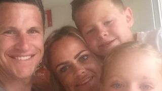 Sfasietor! Tragedia unui barbat care isi creste singur cei trei copii dupa ce sotia lui a murit in timpul nasterii