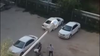 Halucinant! Un sofer de taxi a fost lovit cu caramizi in cap de 4 pasageri. Totul a pornit de la plata cursei