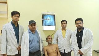 Cativa hoti care au jefuit un batran i-ar fi introdus o cana de metal in anus.Medicii s-au chinuit ore intregi sa o scoata afara