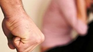 Violenta extrema intr-o familie de romani din Torino! Barbatul a vrut sa-si desfigureze sotia cu acid