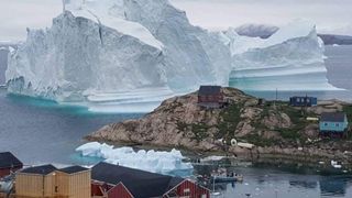 Traiesc cu frica in san! Un intreg sat risca sa fie inghitit de un iceberg urias