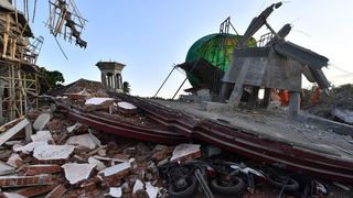 Inca un cutremur devastator a lovit Indonezia, iar oamenii sunt terifiati ca ar putea sa urmeze un tsunami. 347 de morti au fost gasiti pana acum si autoritatile continau sa caute victime