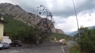 Un puhoi de noroi si pietre a erupt pe strazile unei localitati din Elvetia! Fenomenul i-a inspaimantat pe localnici