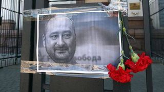 Jurnalistul declarat mort si-a facut aparitia la o conferinta de presa: "Imi pare rau, dar alte variante nu aveam"