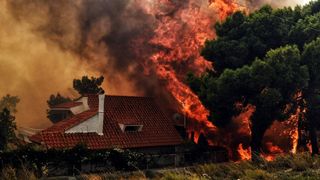 Grecia nu scapa de cosmar! Noi incendii in apropiere de Atena. Locuitorii au fost evacuati. Imagini apocaliptice