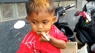 Acest baietel are doar 2 ani si fumeaza peste 40 de tigari pe zi: "Fiul meu fumeaza in timp ce bea cafea". Mama sa ii cumpara zilnic pachete de tigari