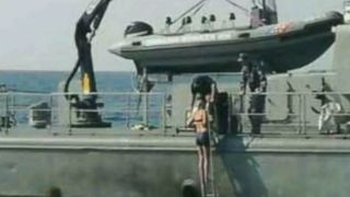 Stewardesa care a supravietuit 10 ore in mare! A baut atat de mult incat a cazut de pe vasul de croaziera