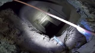 Au mers in control la restaurant si au facut descoperirea uluitoare! Din bucataria localului pleca un tunel, care ducea intr-un dormitor