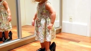 O fetita de 4 ani a facut septicemie de la o bacterie pe care a luat-o in timp ce a probat pantofi intr-un magazin