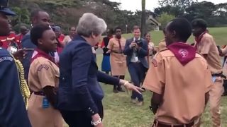 Theresa May, miscari de dans ciudate la o intrunire in Africa. A incercat sa danseze ca bastinasii, dar ce a iesit e comic rau